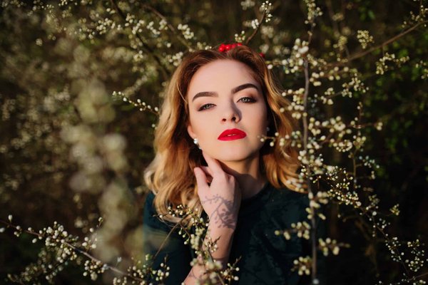 How to Select a Velvet Midi Dress That's Appropriate for Corporate Evening Events?